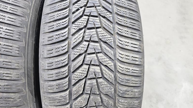Hankook 235/55 R17 Zimska