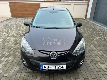 Mazda 2 SA TABLICAMA