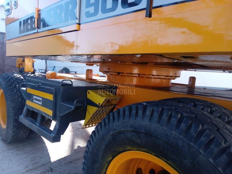 Liebherr 900