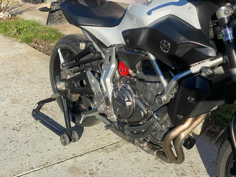 Yamaha MT07  AKRAPOVIC