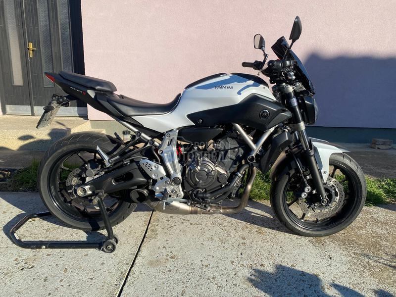 Yamaha MT07  AKRAPOVIC