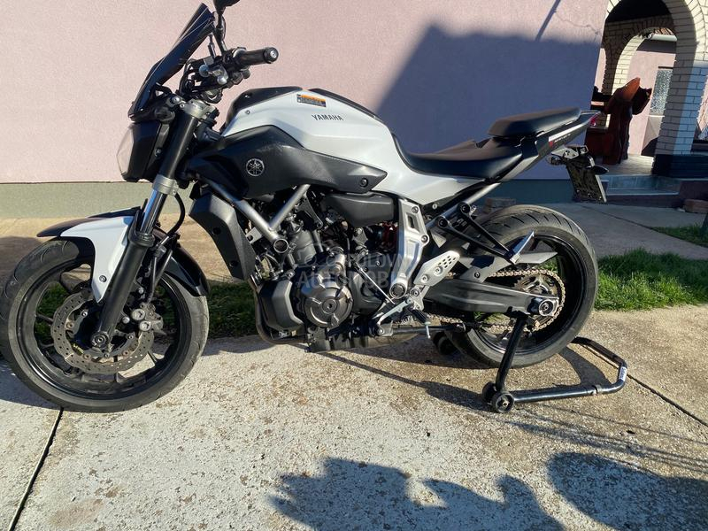 Yamaha MT07  AKRAPOVIC