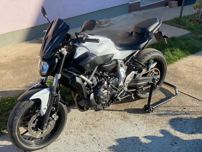 Yamaha MT07  AKRAPOVIC