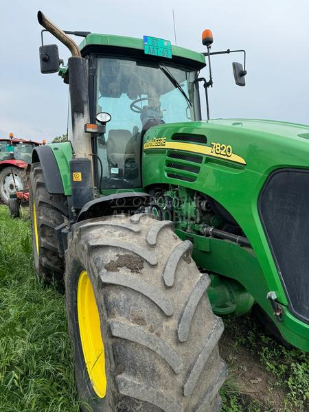 John Deere 7820