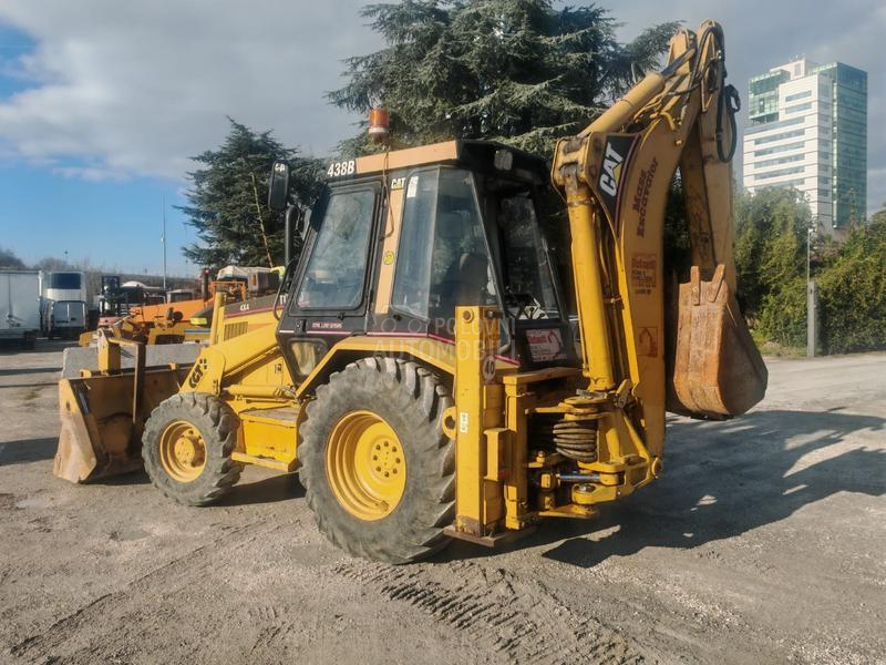 CAT 438B U DOLASKU