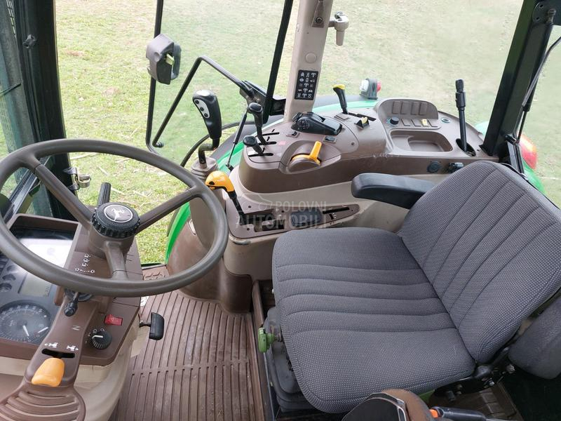John Deere 5820
