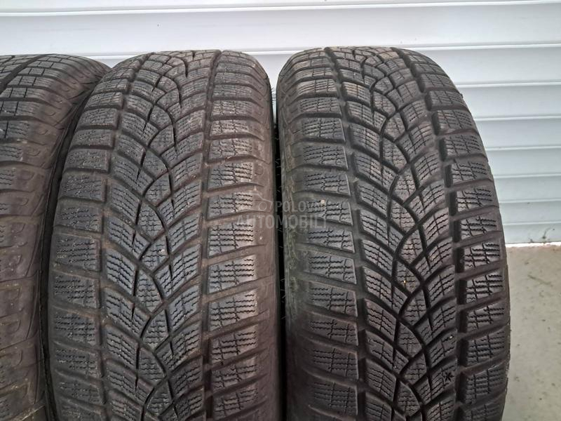 Goodyear 215/65 R16 Zimska