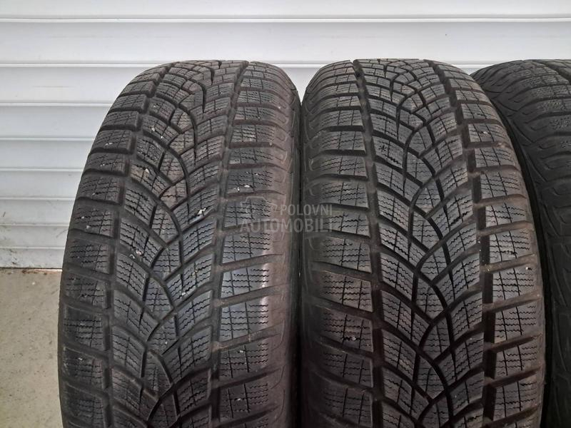 Goodyear 215/65 R16 Zimska