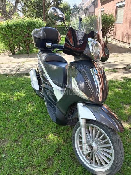 Piaggio bevery 300