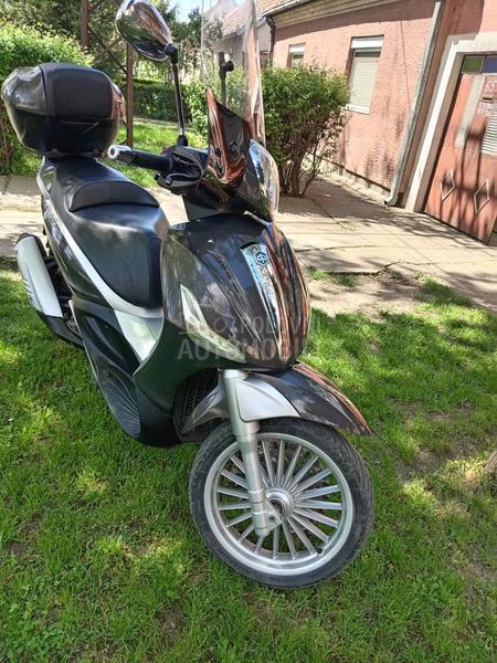 Piaggio bevery 300