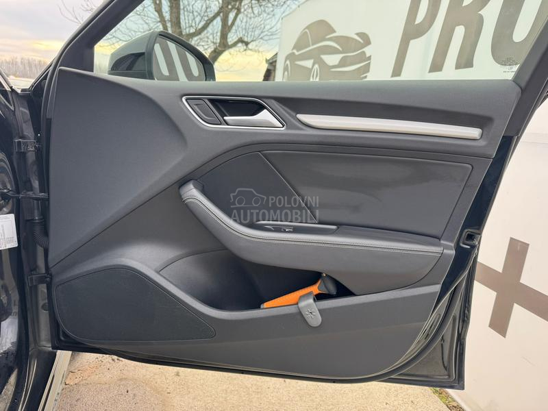 Audi e-tron PANO / LED