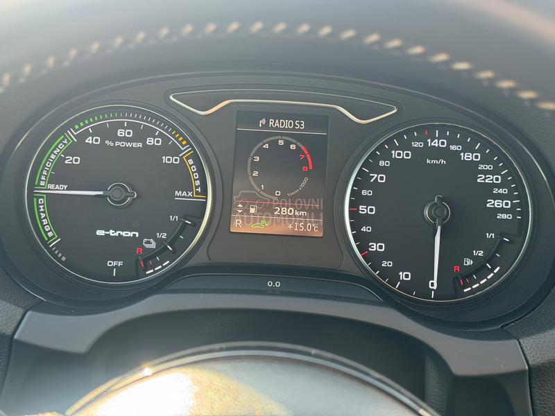 Audi e-tron PANO / LED