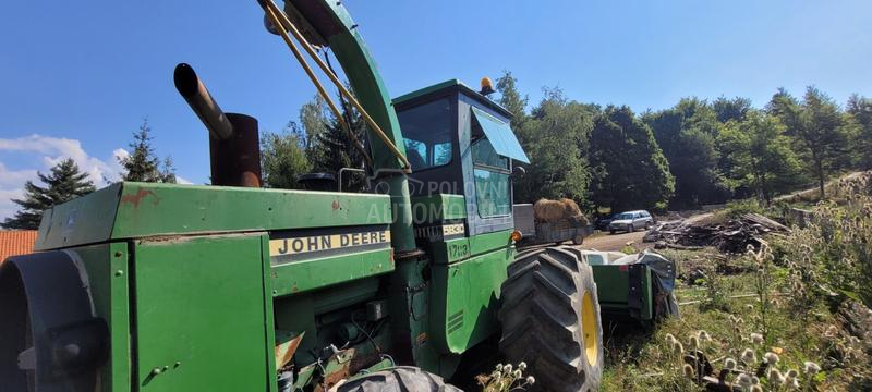 John Deere 5830