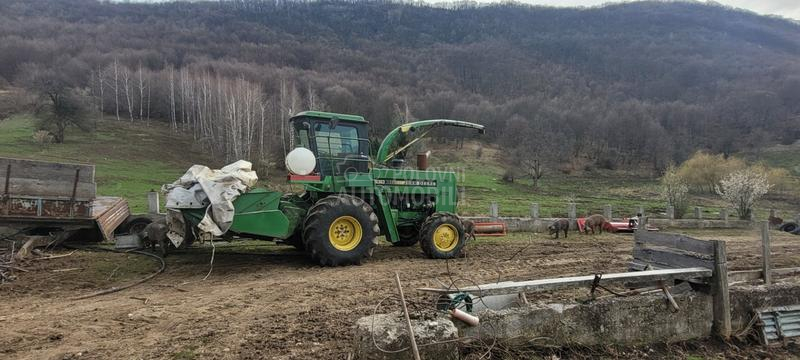 John Deere 5830