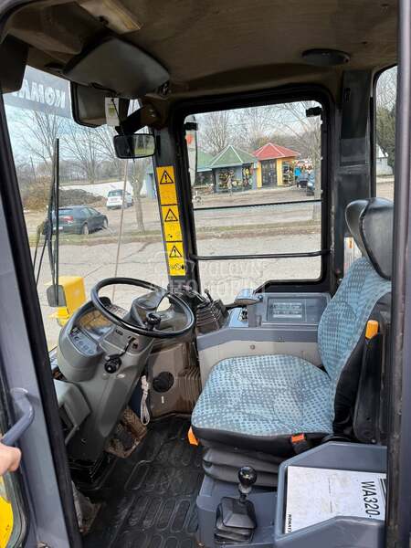 Komatsu WA320