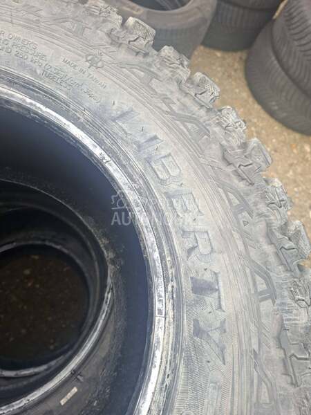 Maxxis 235/80 R14 Zimska