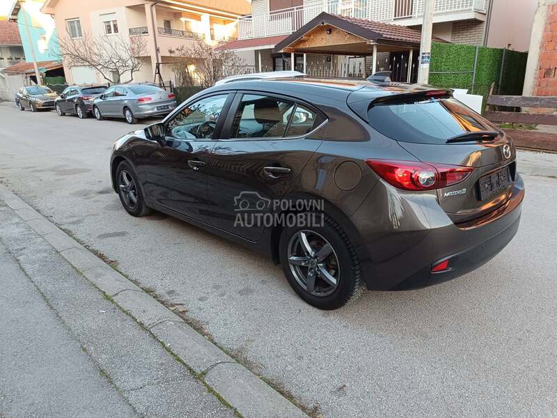 Mazda 3 1.5b  Skyactiv