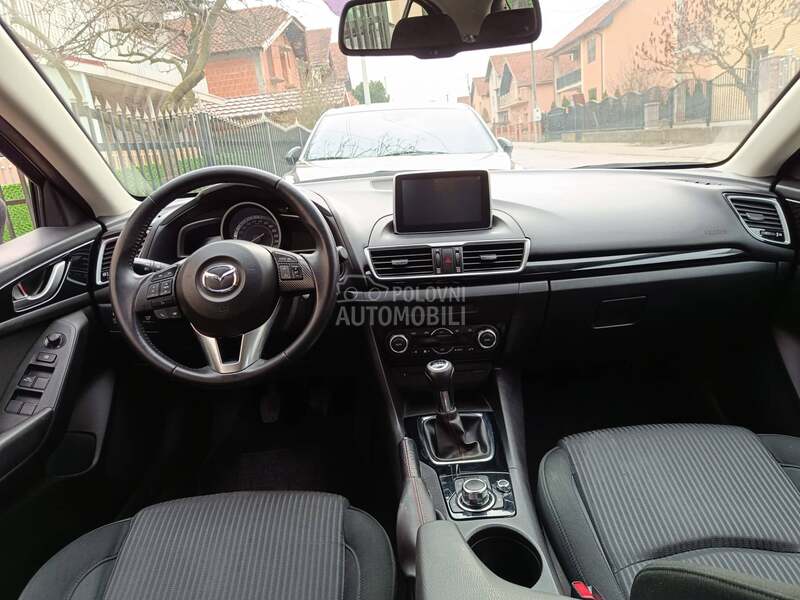 Mazda 3 1.5b  Skyactiv