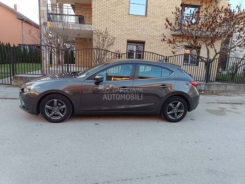 Mazda 3 1.5b  Skyactiv