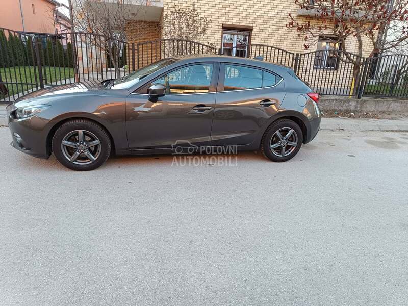 Mazda 3 1.5b  Skyactiv