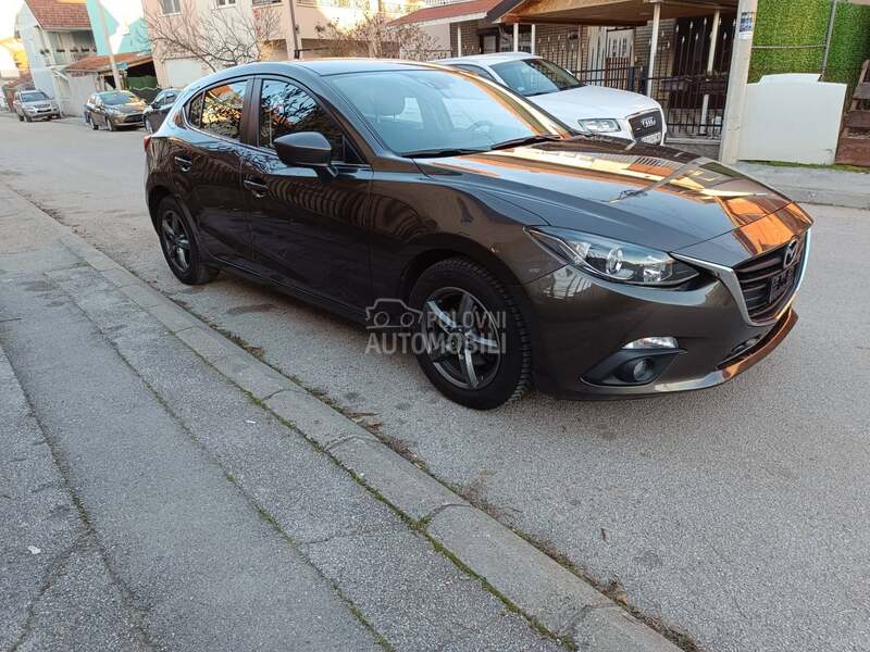 Mazda 3 1.5b  Skyactiv