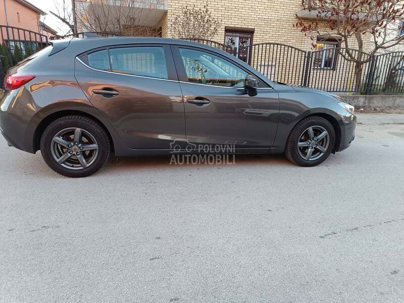 Mazda 3 1.5b  Skyactiv