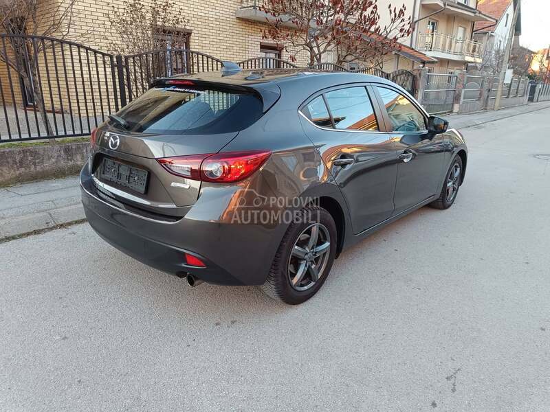Mazda 3 1.5b  Skyactiv