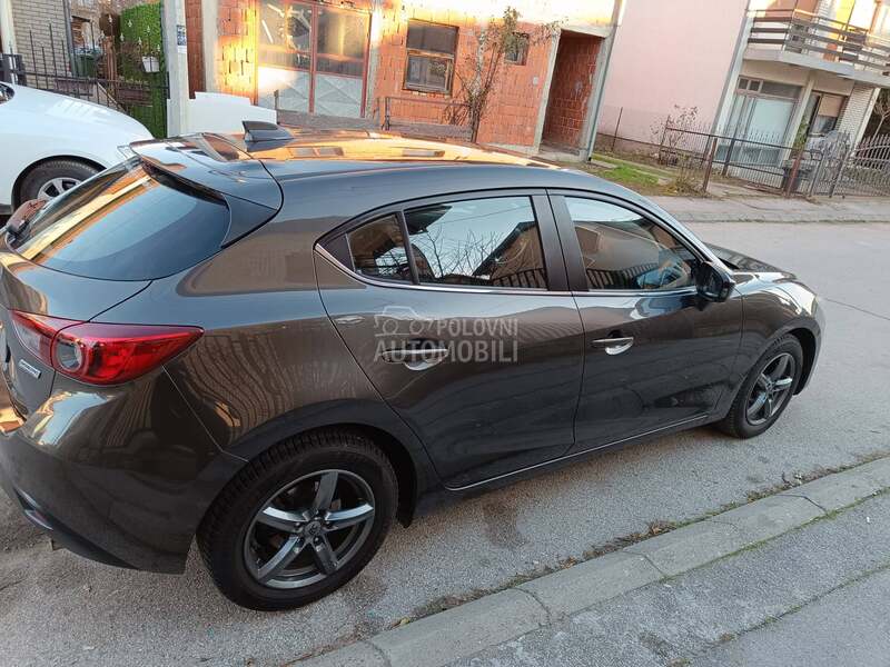 Mazda 3 1.5b  Skyactiv