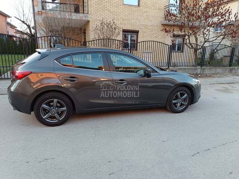 Mazda 3 1.5b  Skyactiv