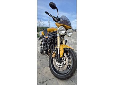 Triumph triple 675 fabrika