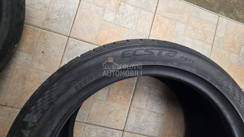 Kumho 225/45 R19 Letnja
