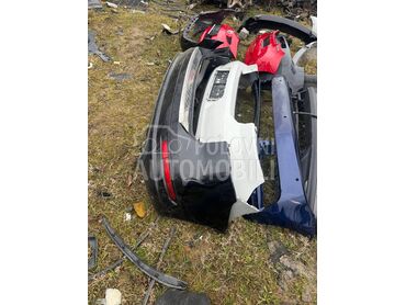 Branik zadnji za Volkswagen Touareg od 2010. do 2016. god.