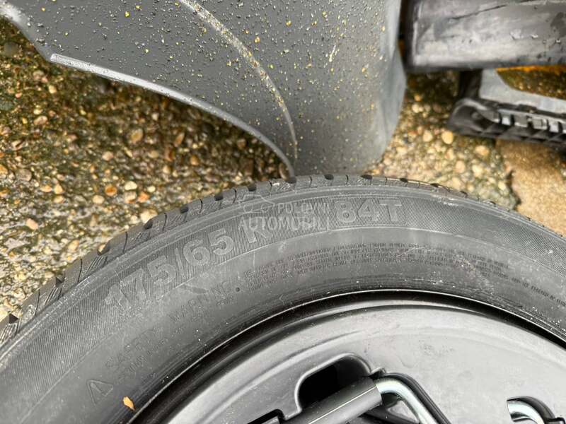 rezerni tocak sa alatom