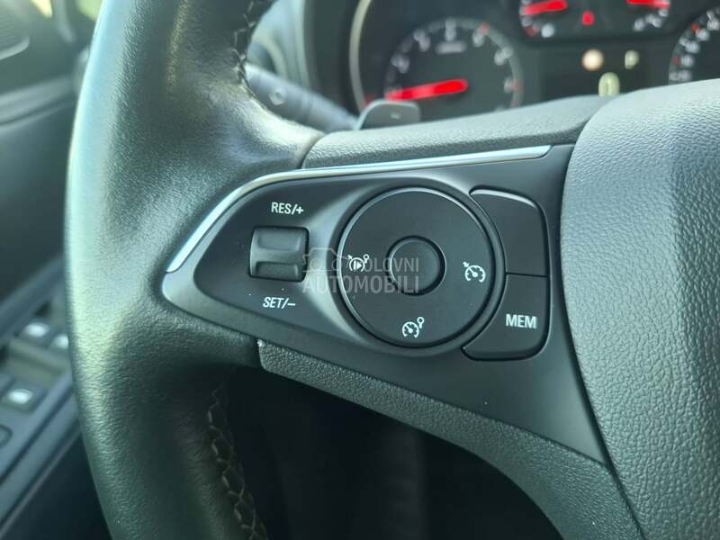 Opel Combo 1.5 L1 Elegance AT8