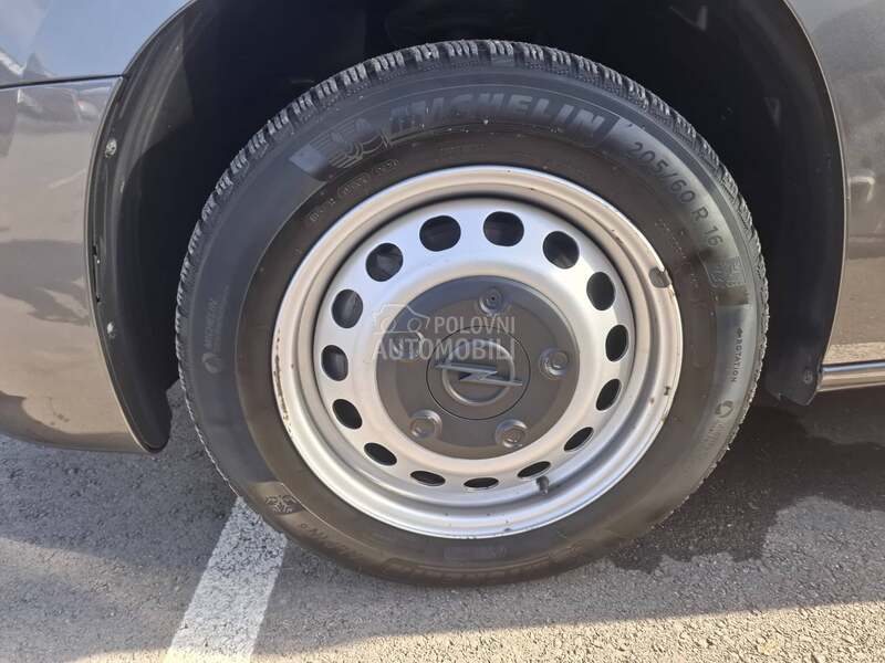 Opel Combo 1.5 L1 Elegance AT8