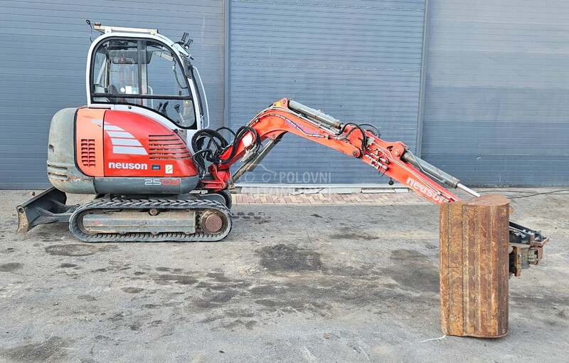 Neuson 2503 2,7T ROTOTILT