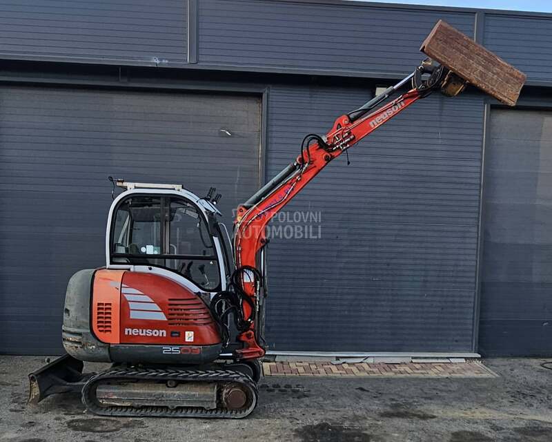 Neuson 2503 2,7T ROTOTILT