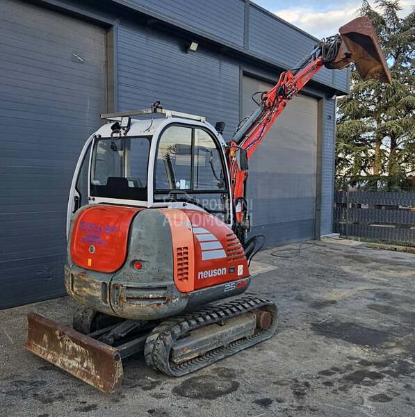 Neuson 2503 2,7T ROTOTILT