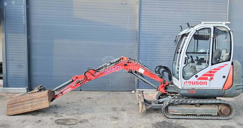 Neuson 2503 2,7T ROTOTILT