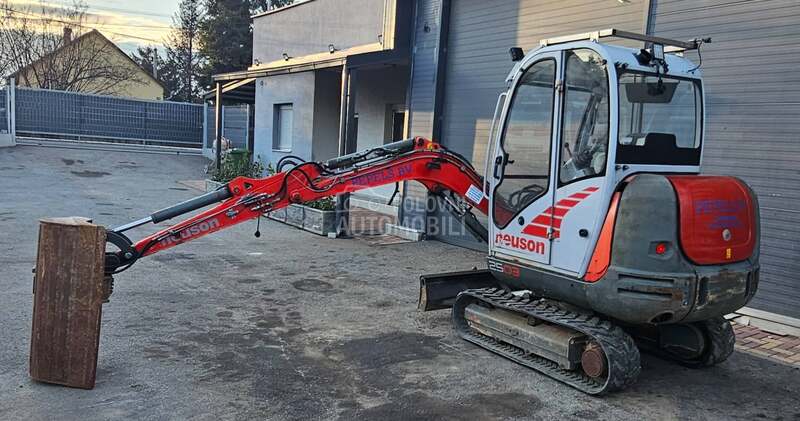 Neuson 2503 2,7T ROTOTILT