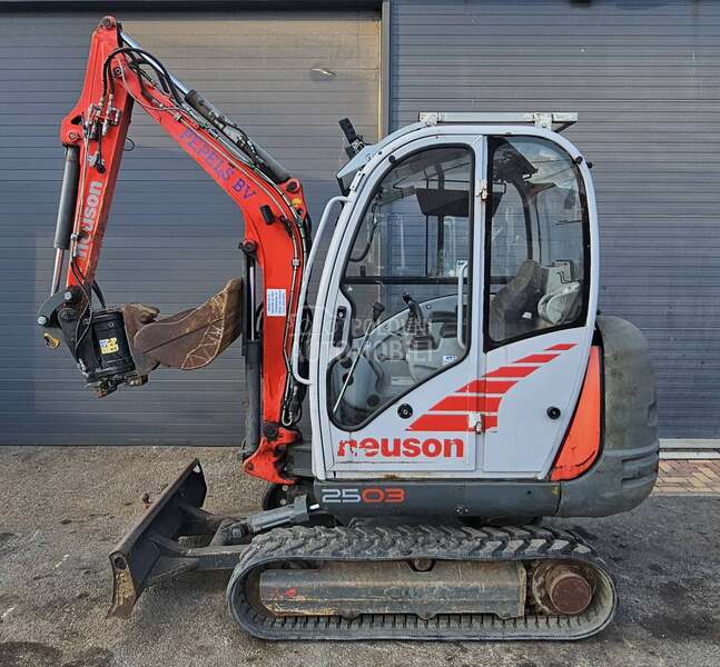 Neuson 2503 2,7T ROTOTILT