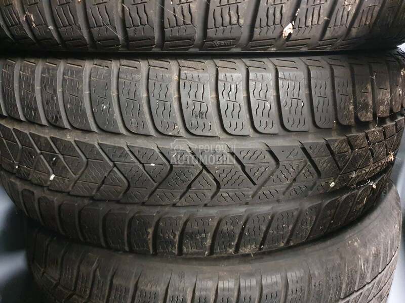 Pirelli 215/55 R17 Zimska