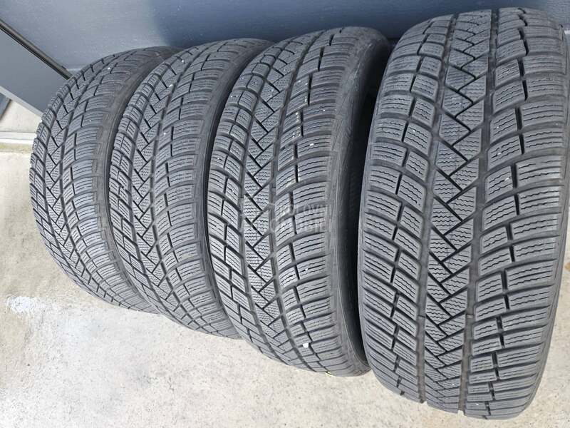Vredestein 215/55 R17 Zimska