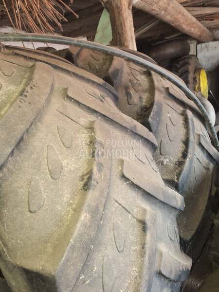 John Deere KLEBER i Firestone