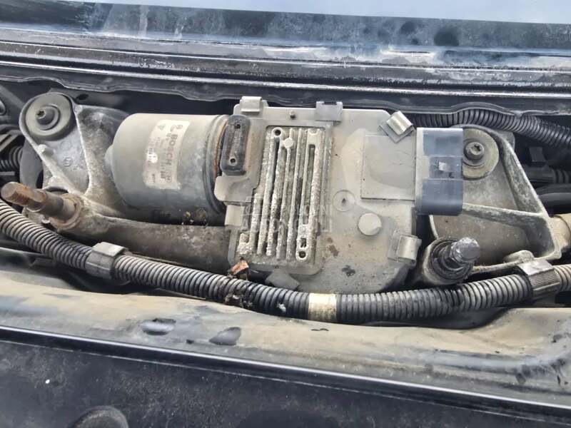 Prednji motor brisača