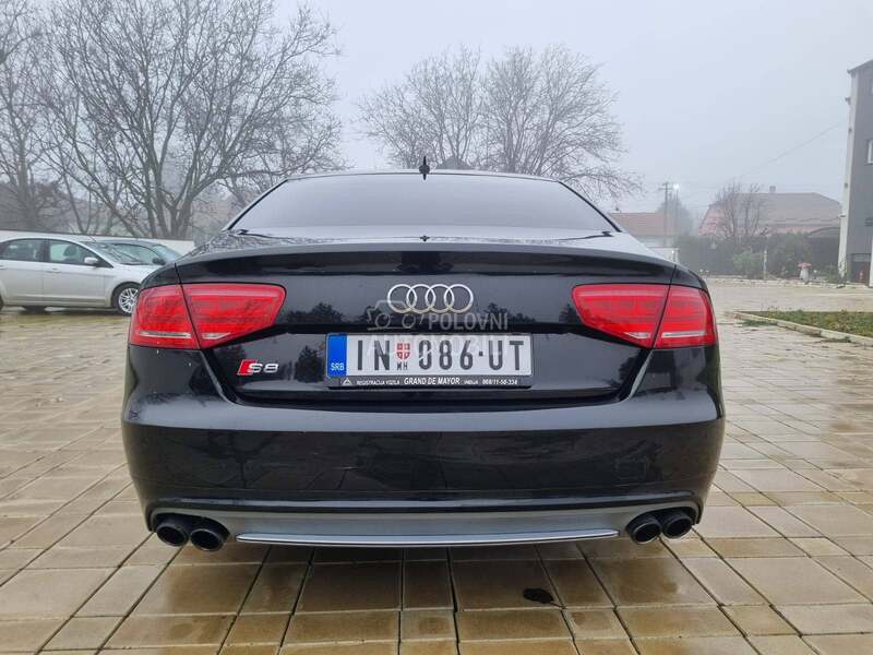 Audi S8 