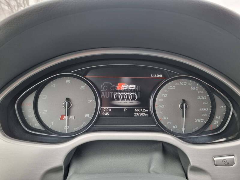 Audi S8 