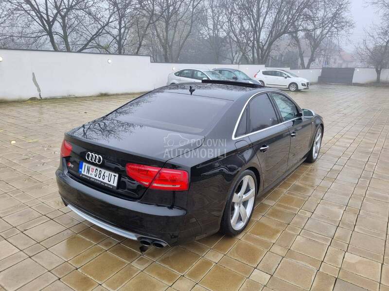Audi S8 