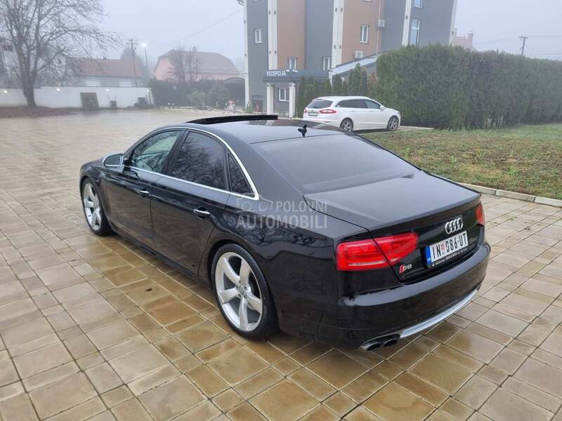 Audi S8 