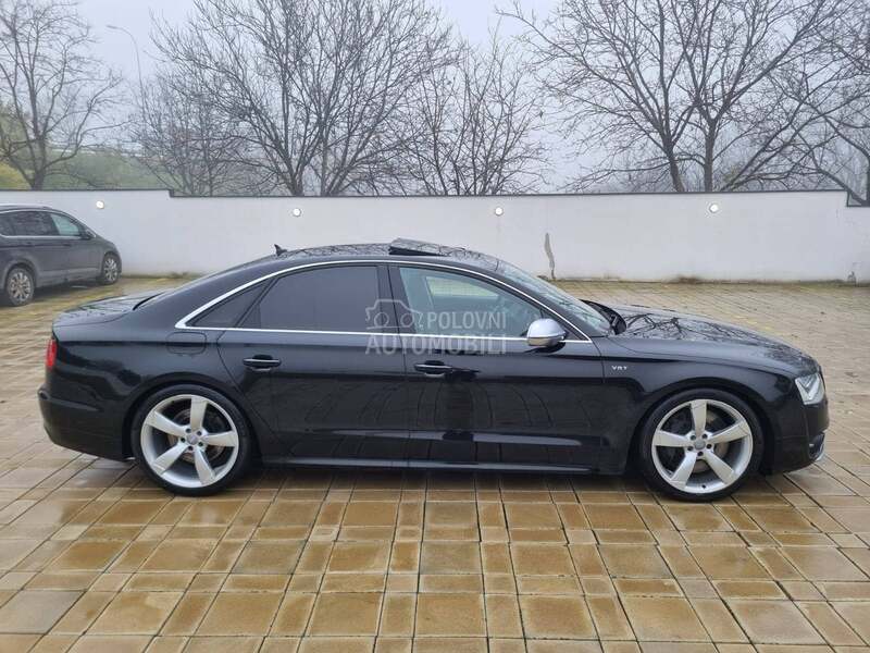 Audi S8 